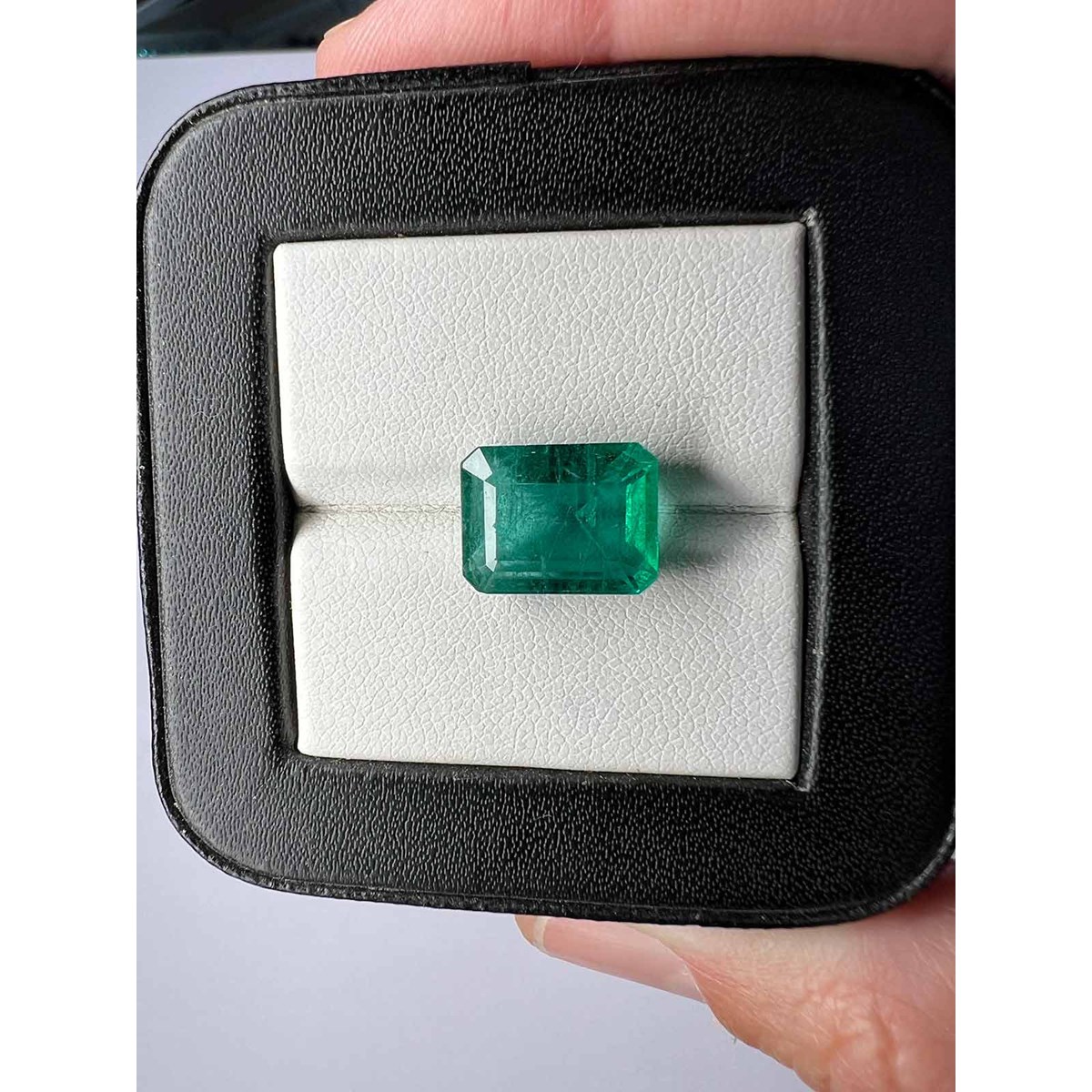 Émeraude Octogonale 5.29 ct - Couleur AA Green - Clarté VS - Origine Zambie