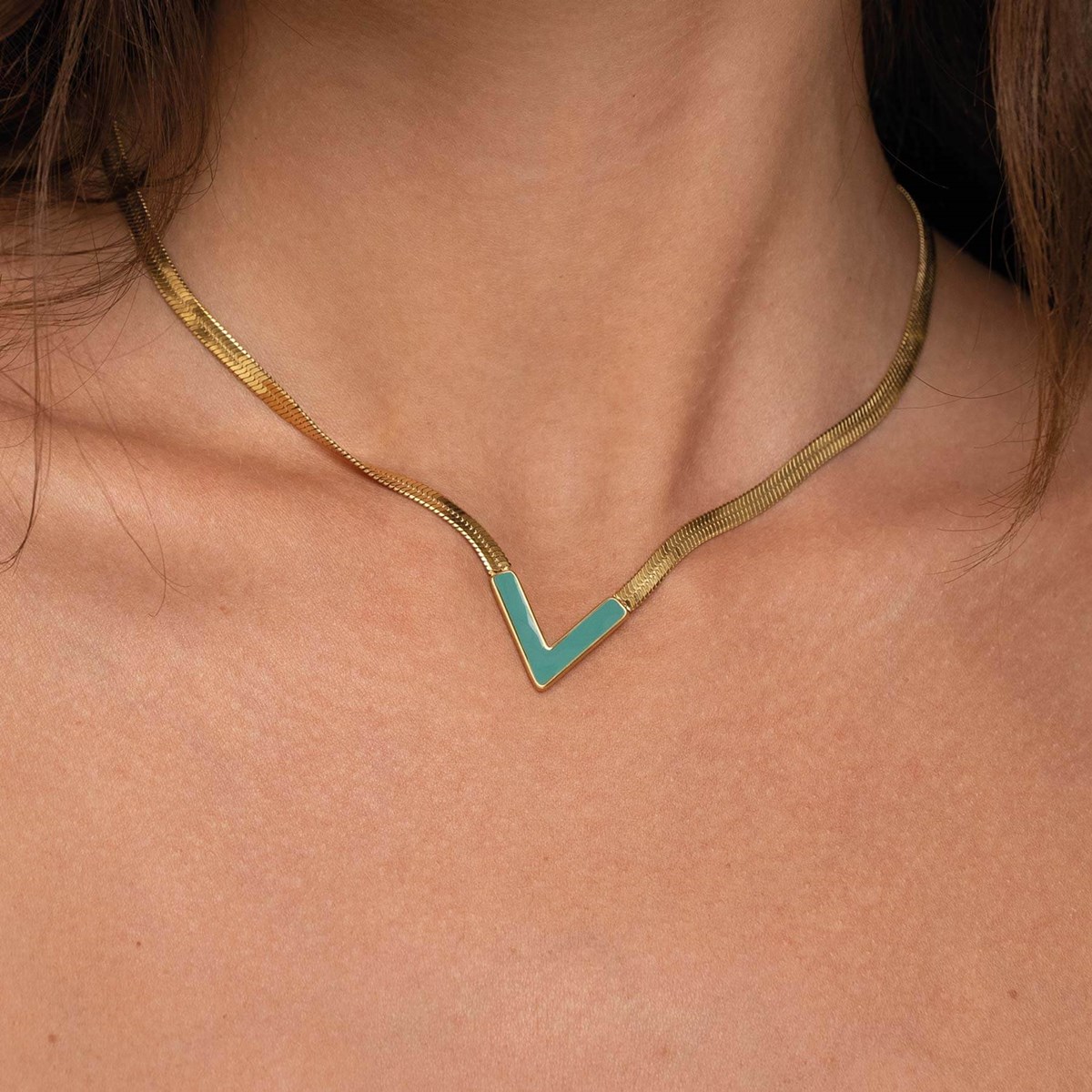 Collier V vert à maille plate
