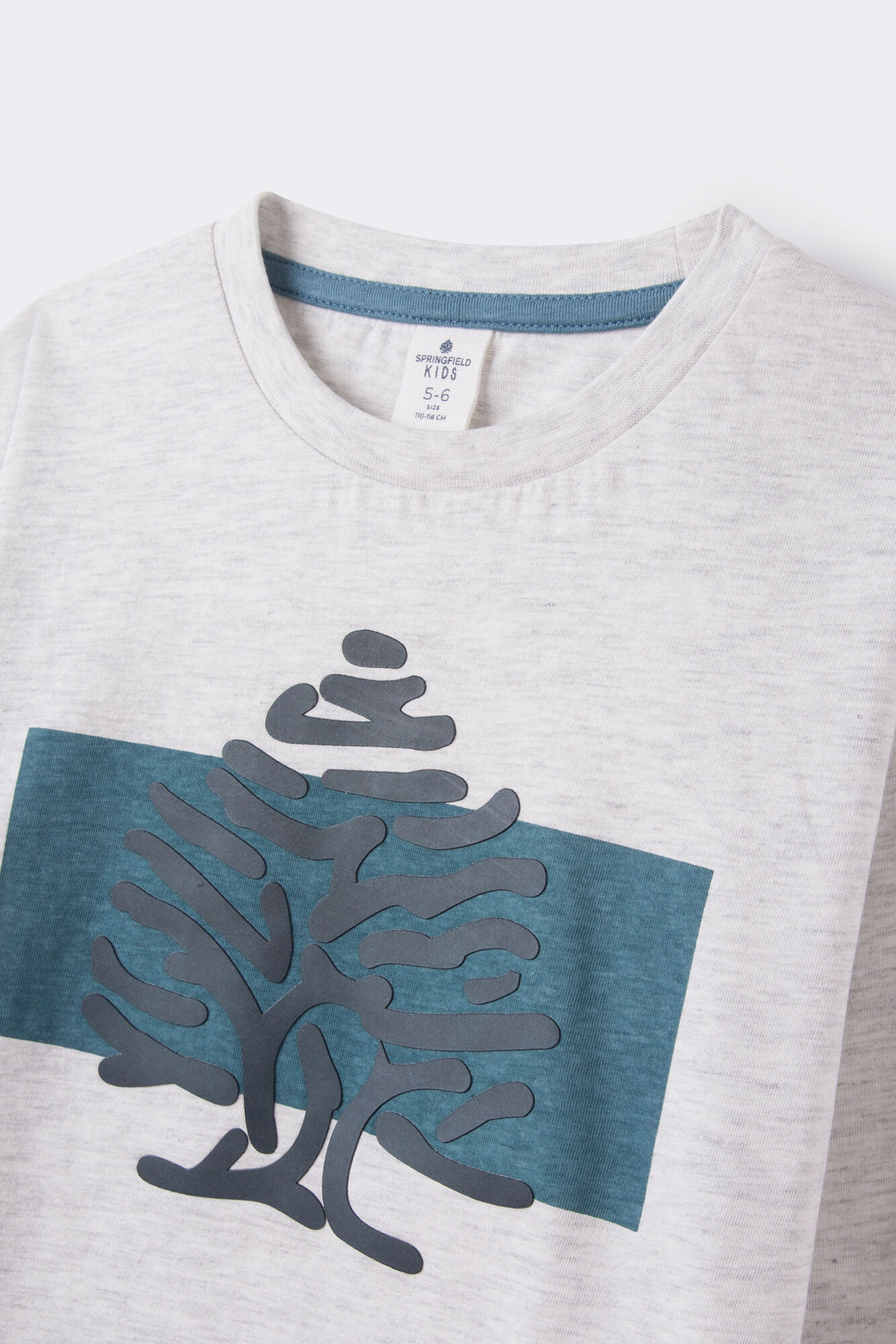 Camiseta listrada com estampa de árvores para meninos
