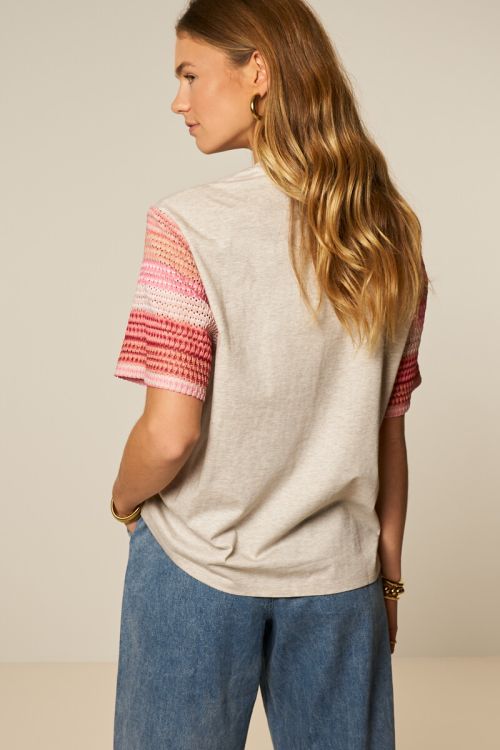 Beige T-shirt met roze gestreepte mouwen