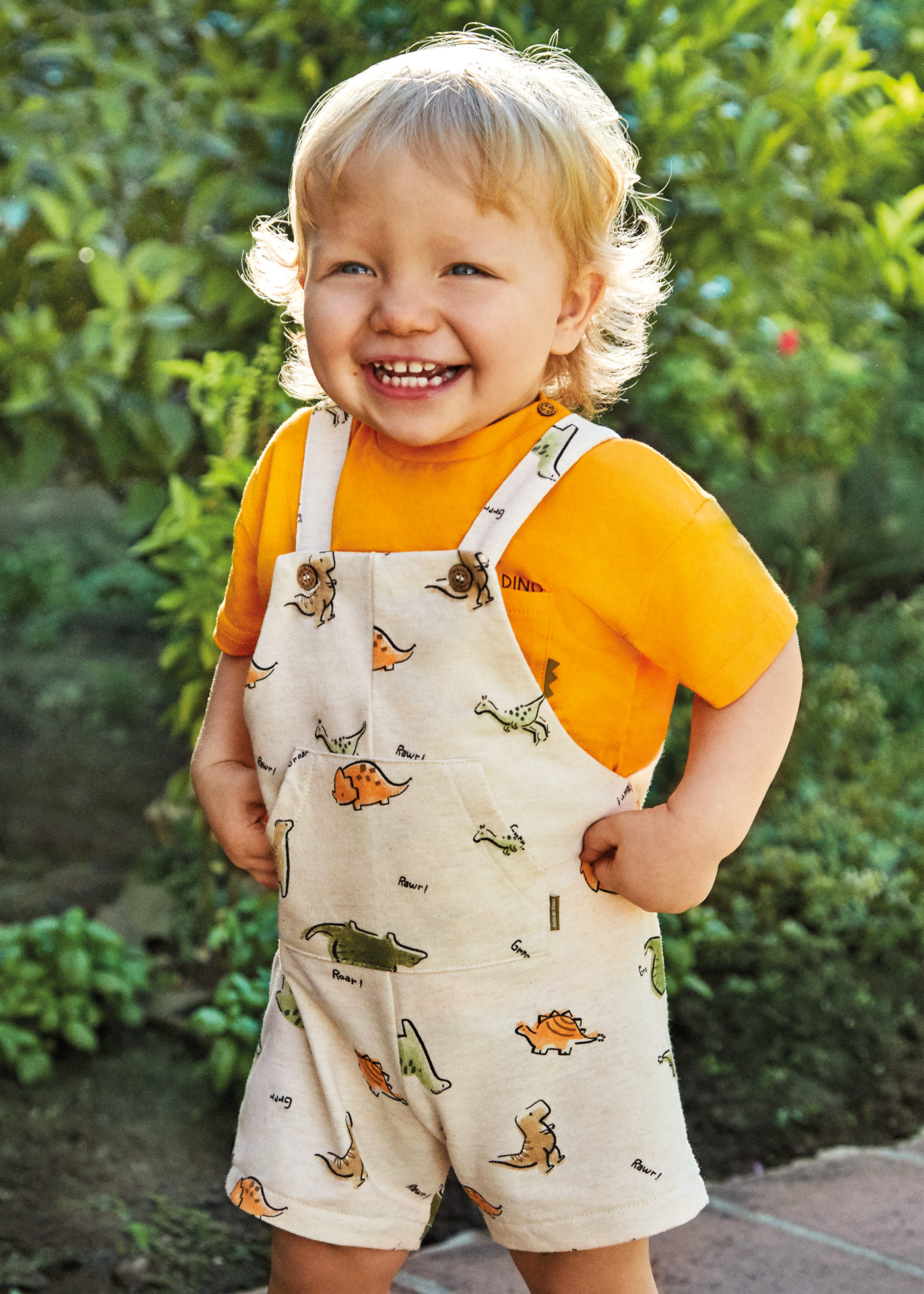 Conjunto de duas peças com camiseta estampada e jardineira para bebê