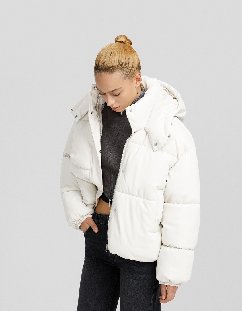 Jaqueta puffer com efeito de couro e capuz.