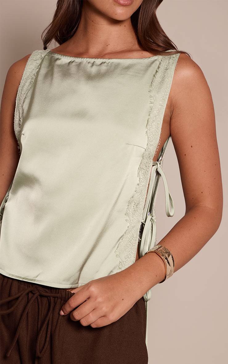 Vert Sauge Haut En Satin À Lacets Avec Côtés Ouverts Et Liens À Nouer