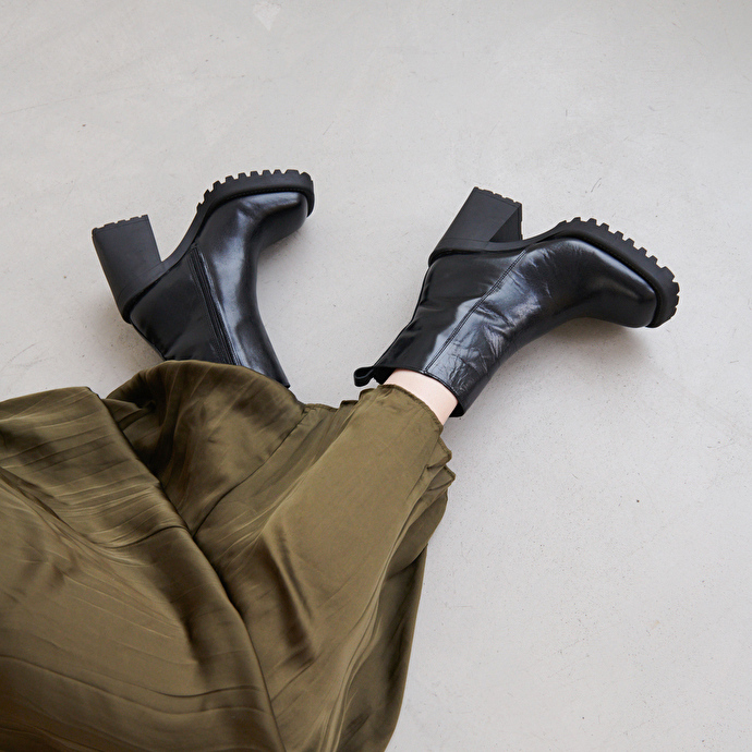 Bottines à semelles crantées et bouts carrés  en cuir noir
