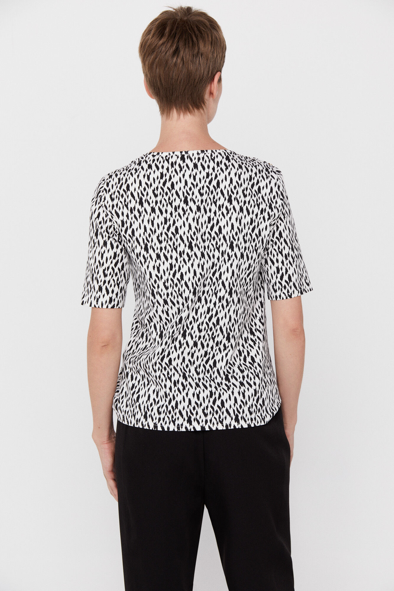 Camiseta básica com decote canoa - Estampa branca