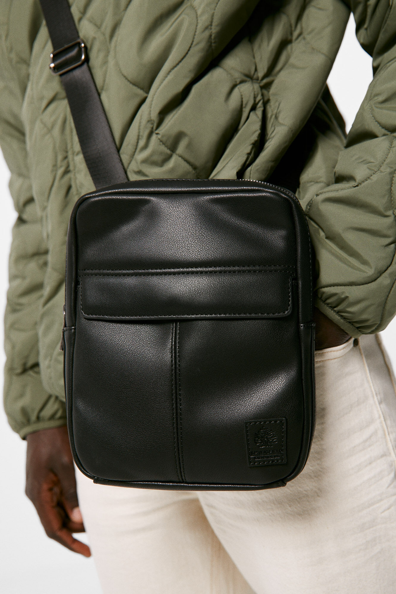 Bolsa transversal média com efeito de couro sintético.