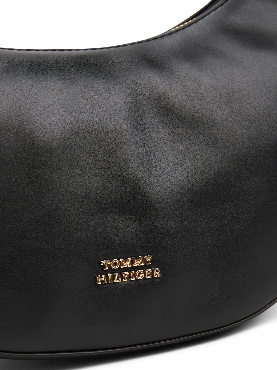 TOMMY HILFIGER<br>Bolsa de ombro em couro, em formato de foice