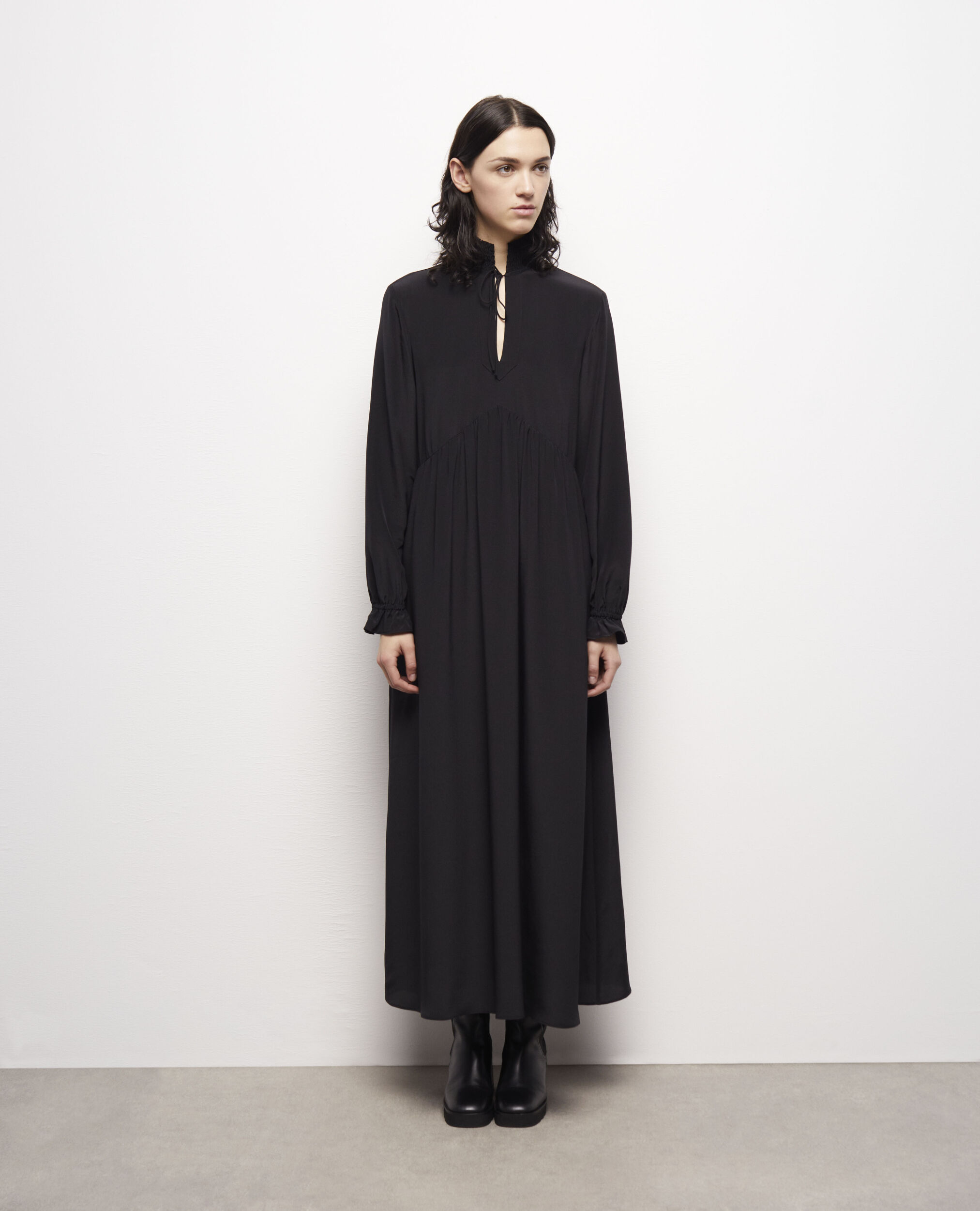 Robe longue en soie noire