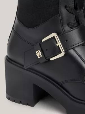 Botas de couro com detalhes em cinto