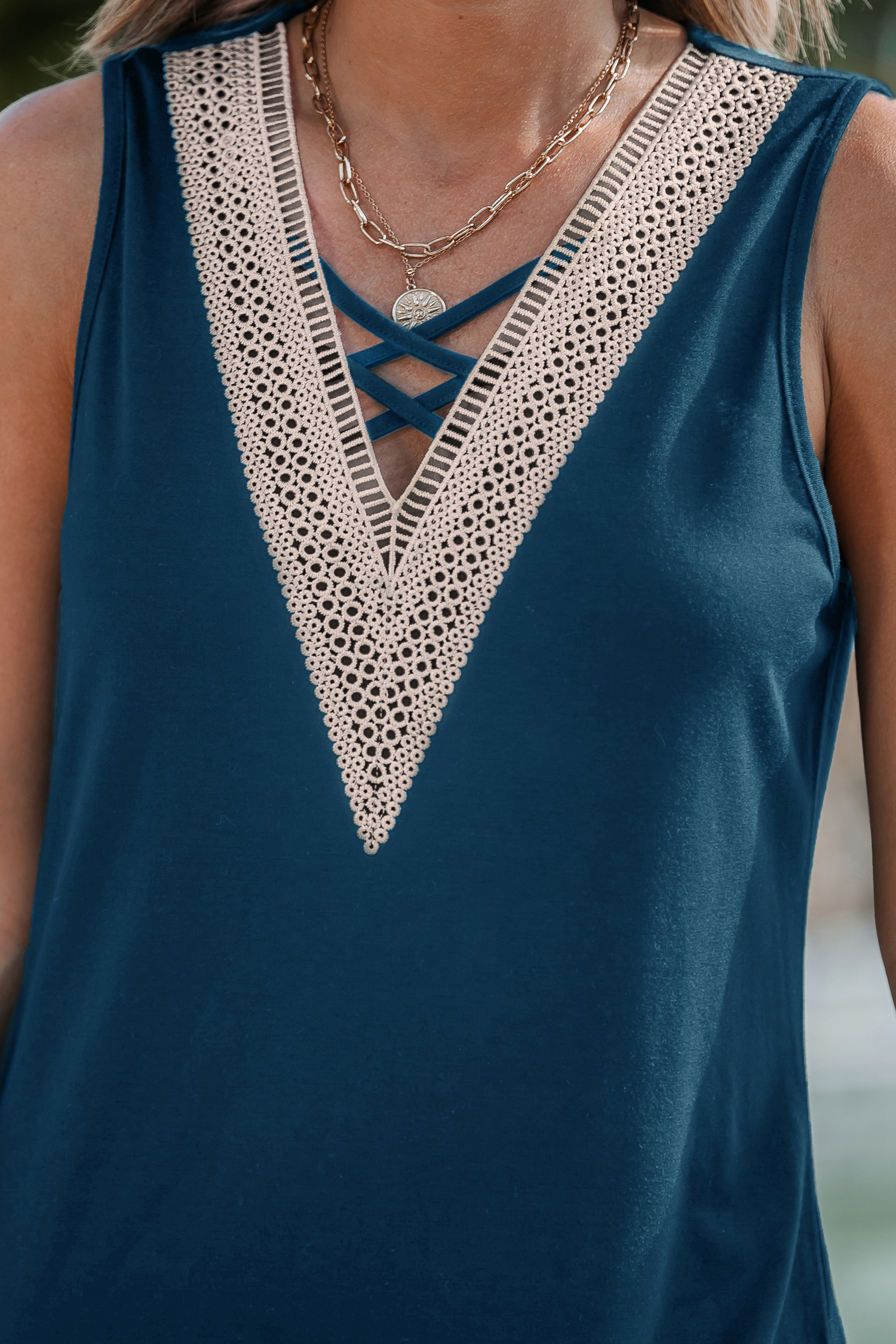 Robe mini à col en V et bretelles croisées bleu marine