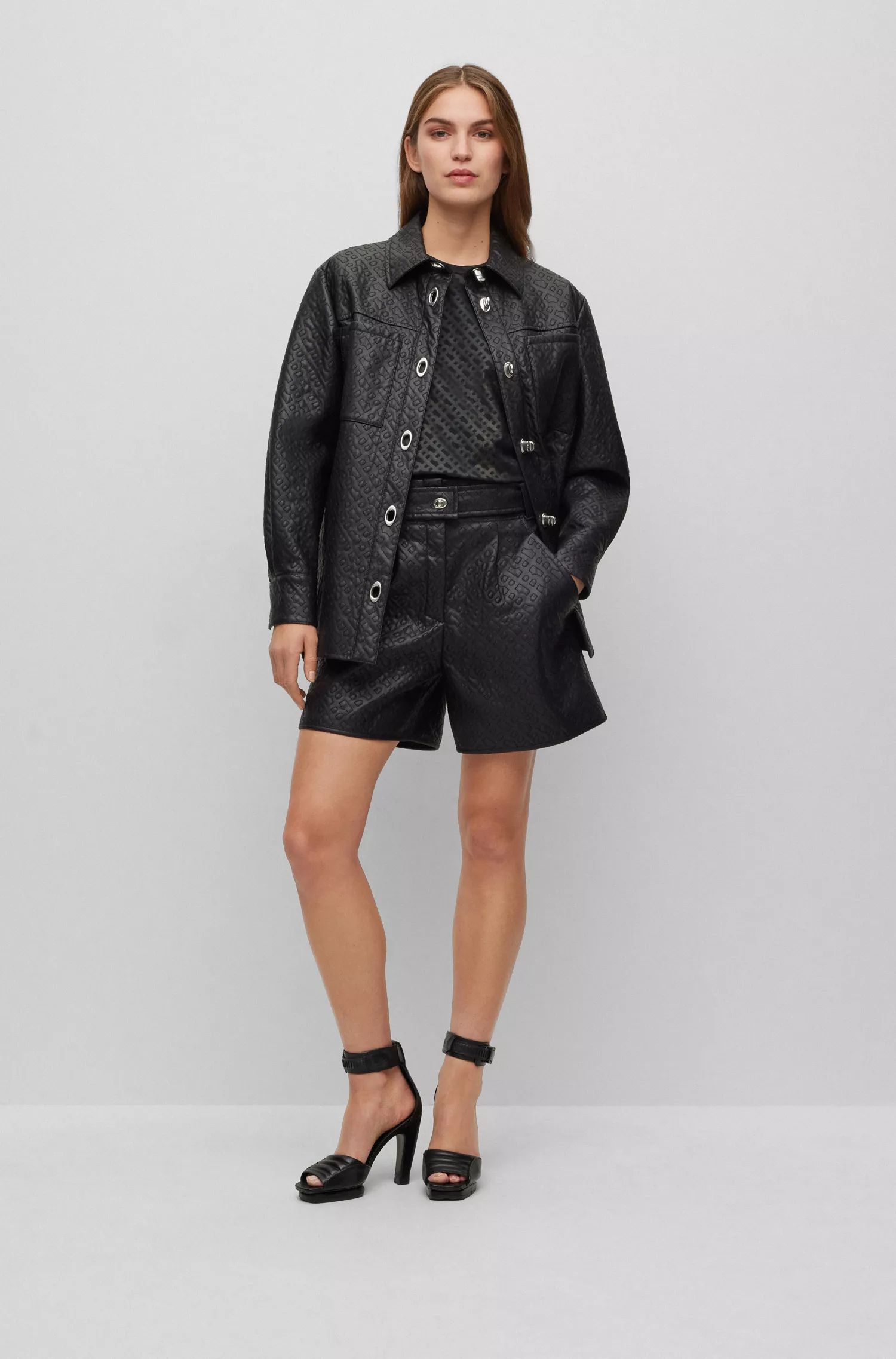 Shorts BOSS pretos de corte relaxado em couro sintético com monograma em relevo.
