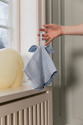 BIBS x Liberty Kangaroo Koseklut, Chamomile Lawn Baby Blue