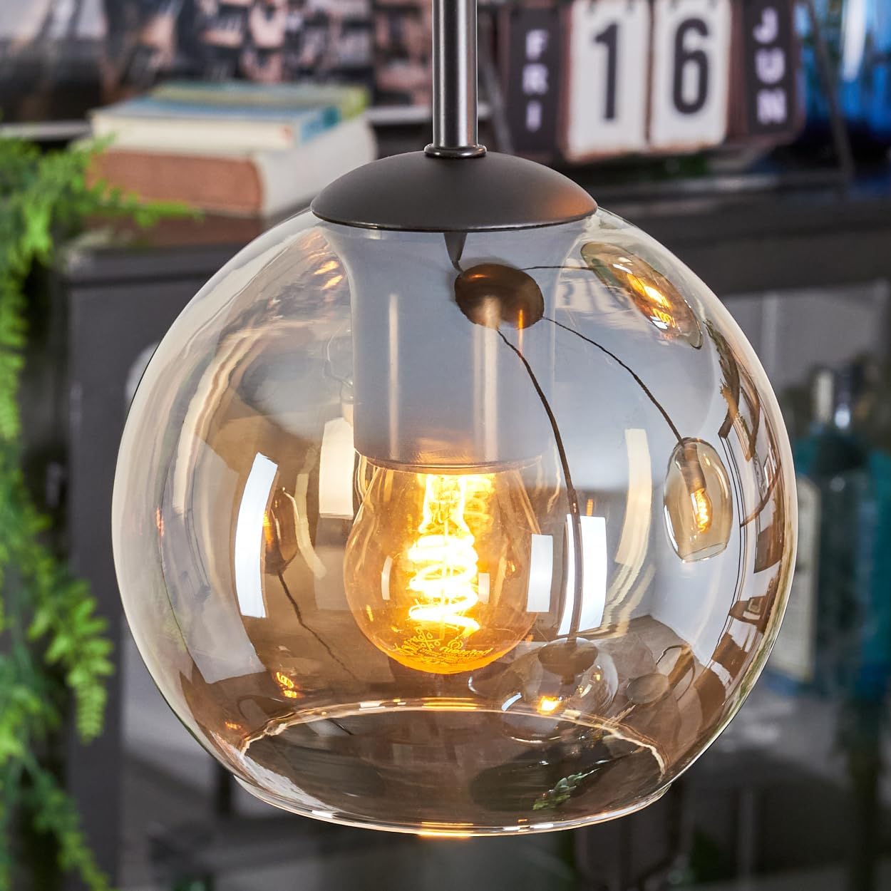 HOFSTEIN Hängeleuchte Koyoto, 4-flammige Hängelampe aus Metall/Glas in Schwarz/Bernsteinfarben, moderne Pendelleuchte im Retro/Vintage-Design (Schirme Ø 15 cm), E27, Esszimmer, Küche, Wohnzimmer, Flur