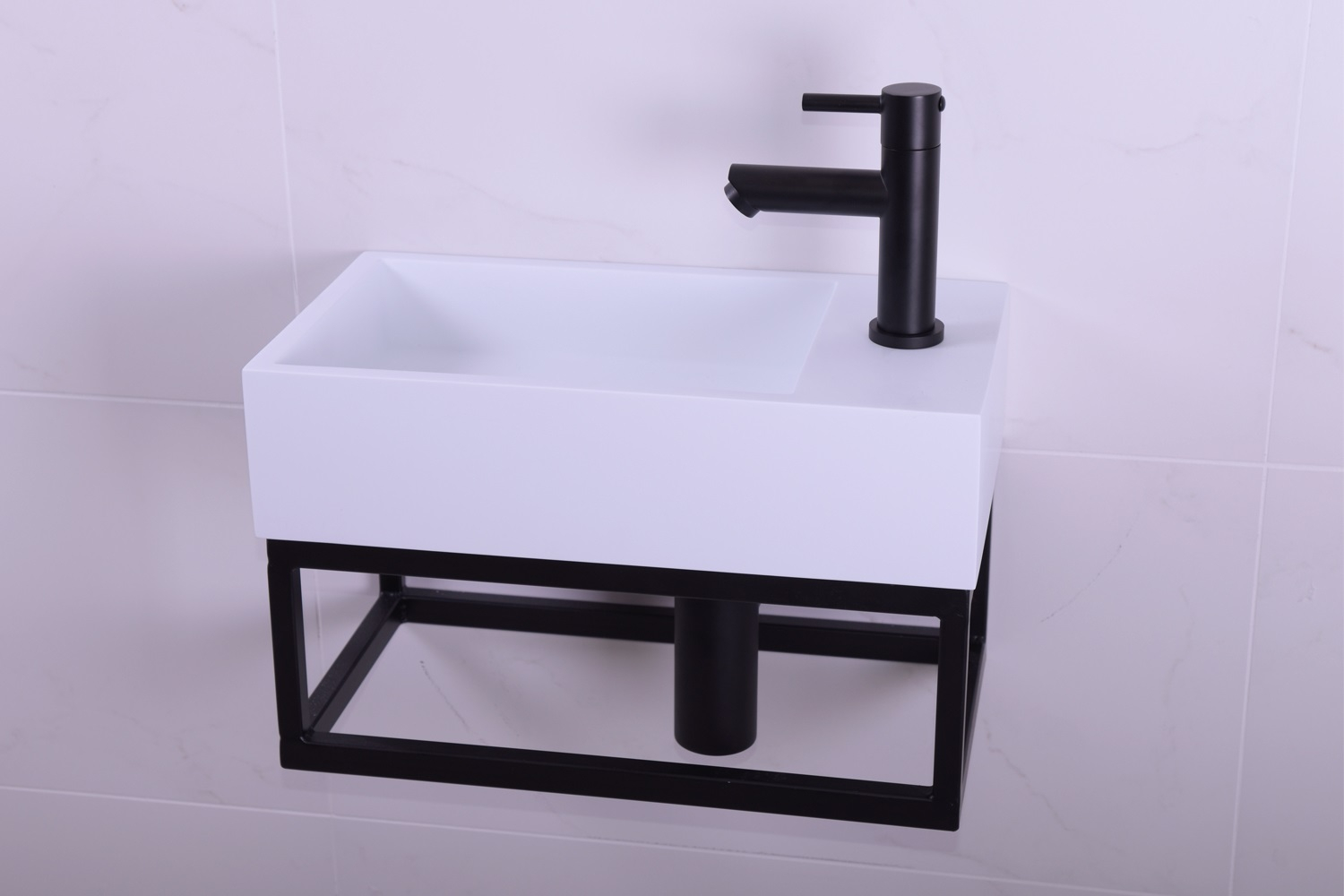 Saniclear Alaska solid surface fontein set rechts met zwarte kraan