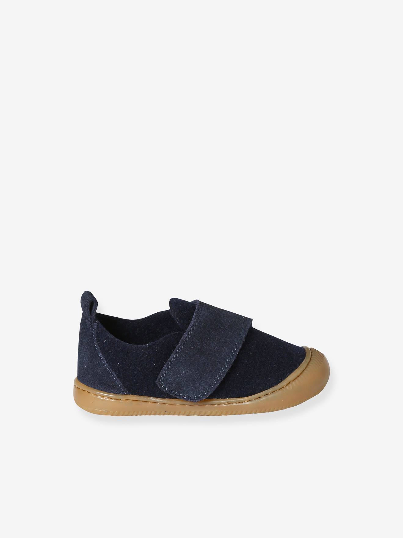 Pantufas de feltro azul-marinho para bebê com fecho de velcro.