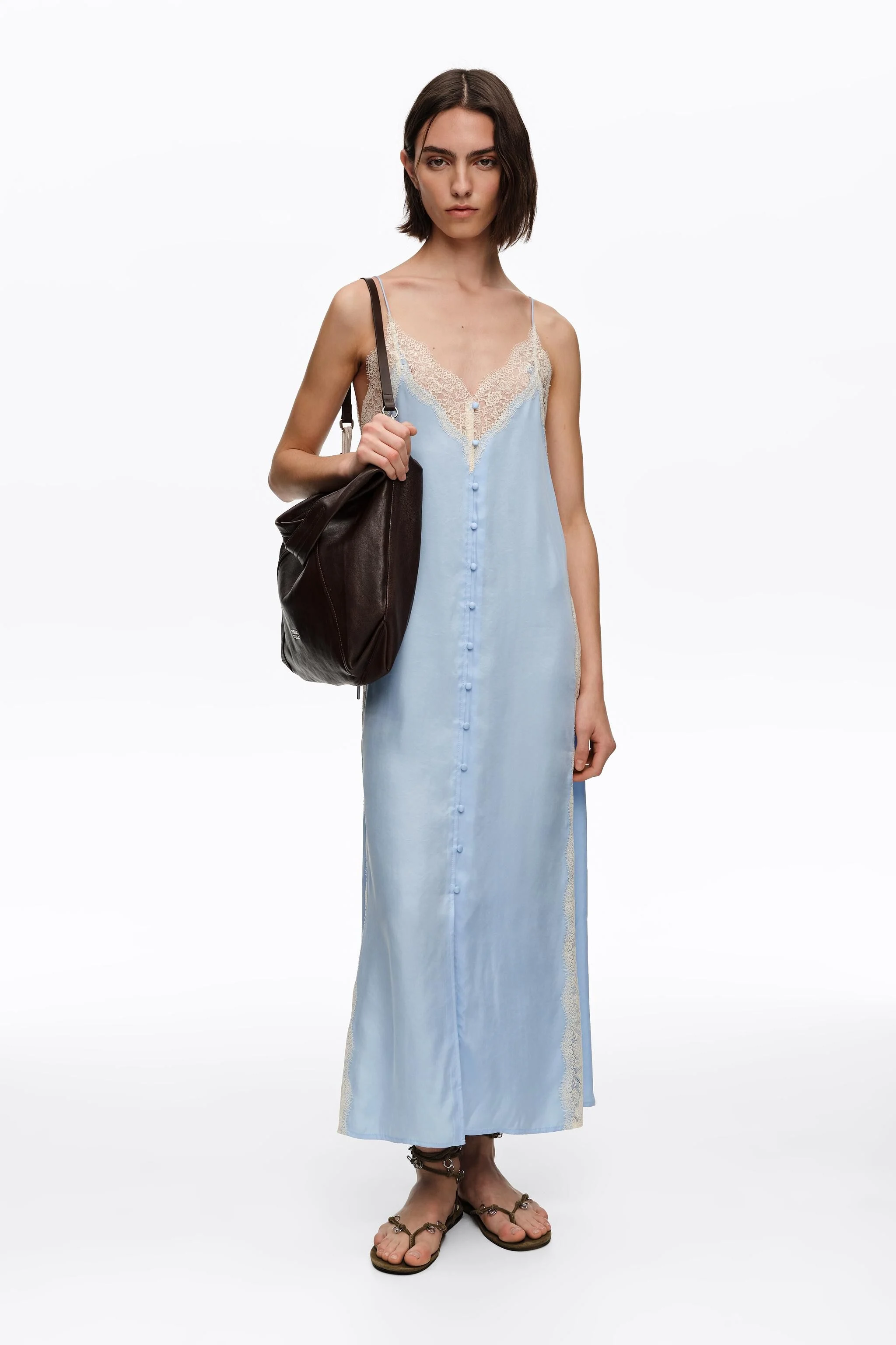 Vestido de alça azul claro com renda contrastante