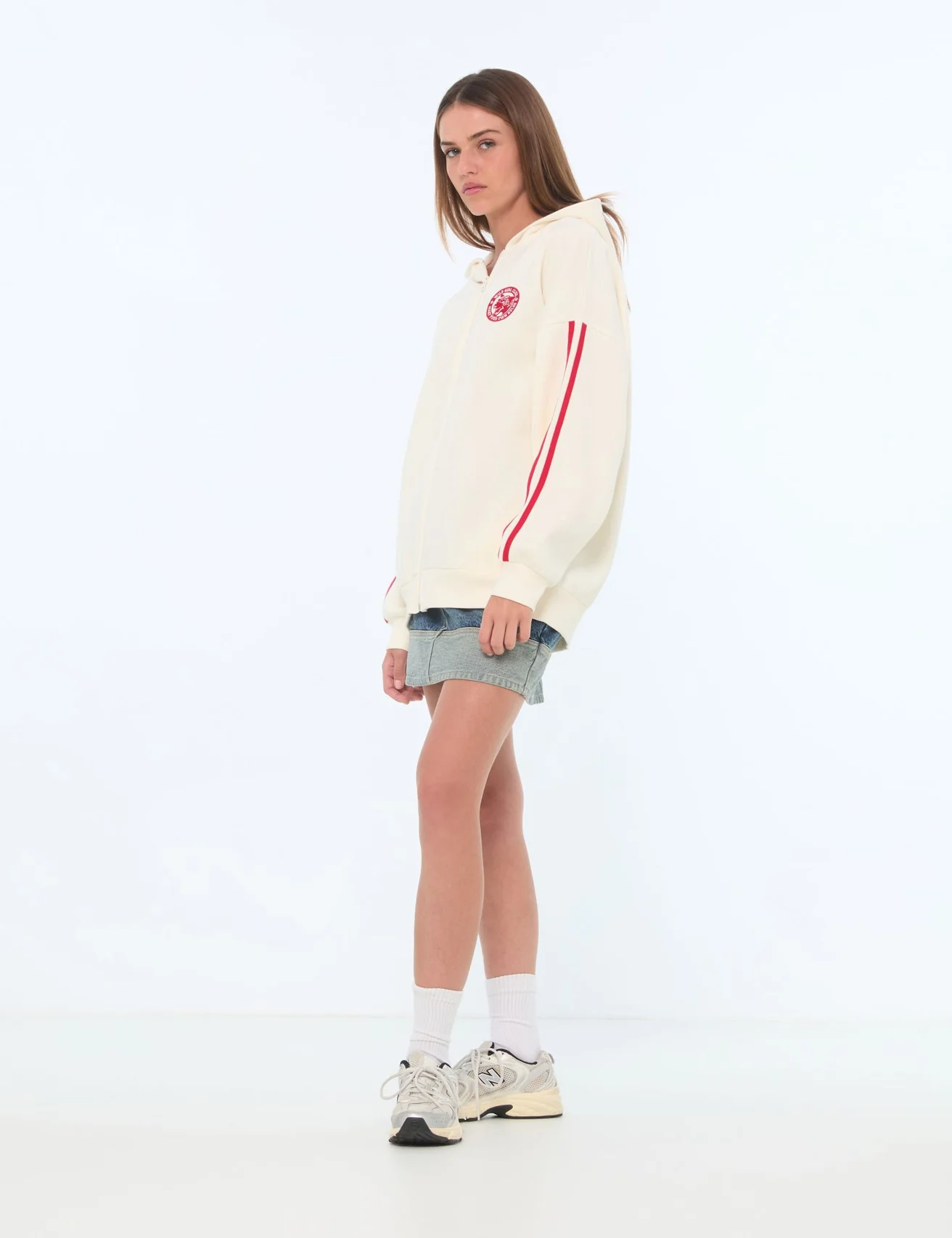 Sweat oversize blanc cassé avec bandes rouges