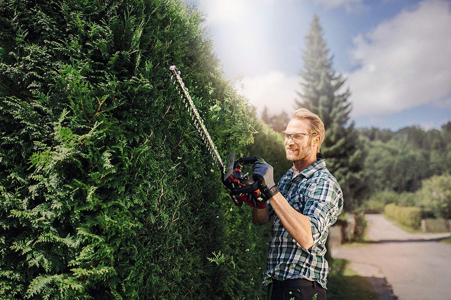 Einhell Akku Heckenschere GC-CH 1846 Li Kit Power X-Change (18 V, 46 cm Schnittlänge, 15 mm Zahnabstand, ergonomischer Griff, inkl. 2,0 Ah Akku und Ladegerät)