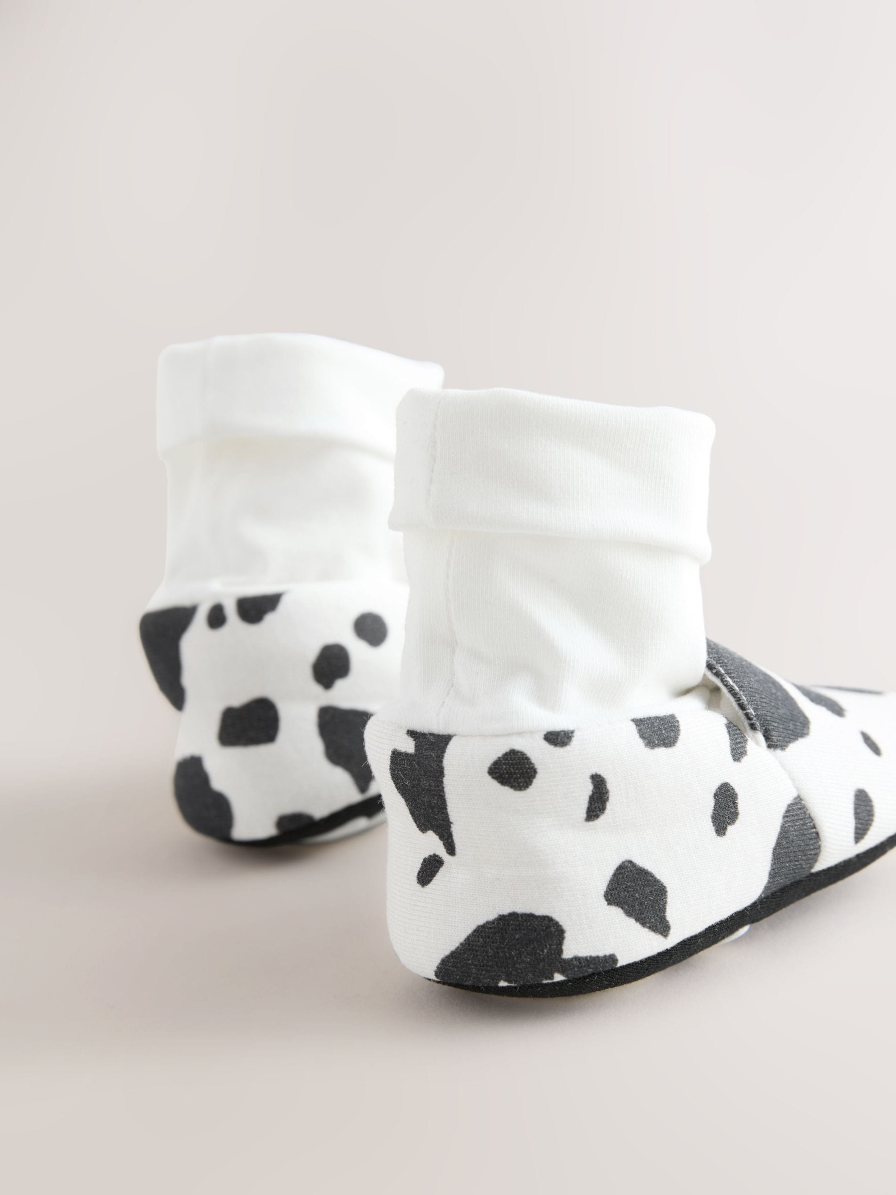 Wit/Zwart Koeienprint - Babyschoenen met sok-bovenkant (0-18mnd)