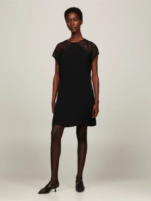 Vestido curto de renda com modelagem evasê e caimento solto
