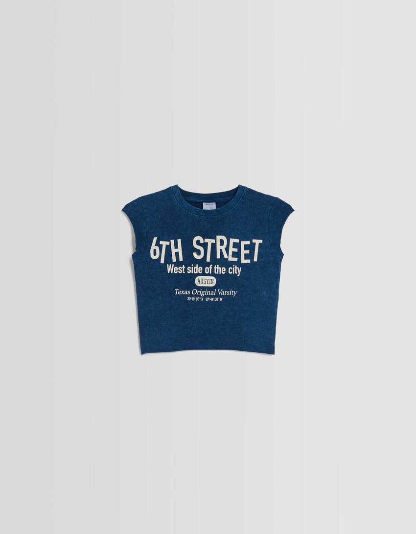 Camiseta cropped de manga curta com estampa