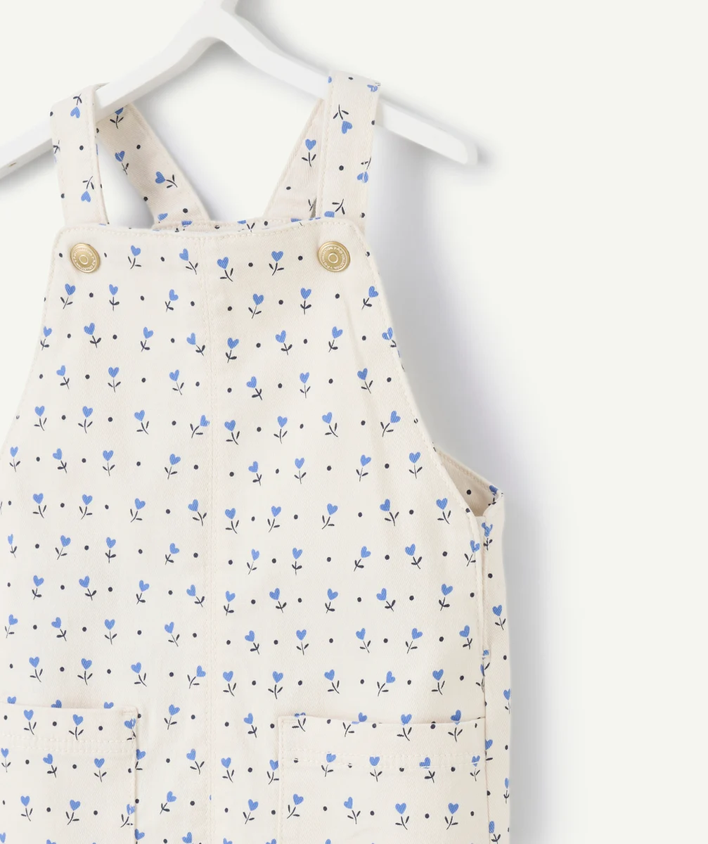robe salopette bébé fille en fibres recyclées écru avec petites fleurs bleu