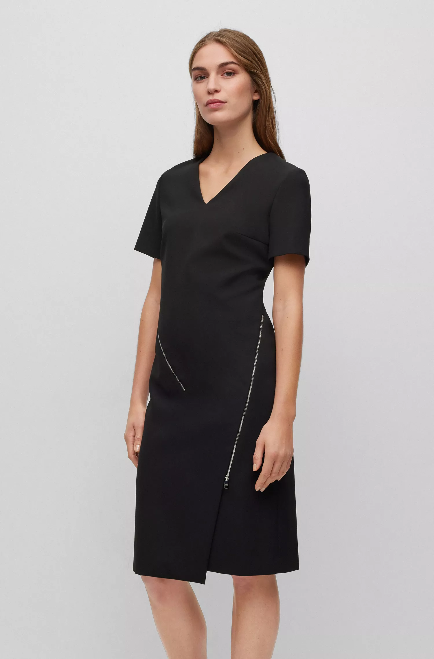 Vestido preto BOSS com decote em V e detalhes em zíper.