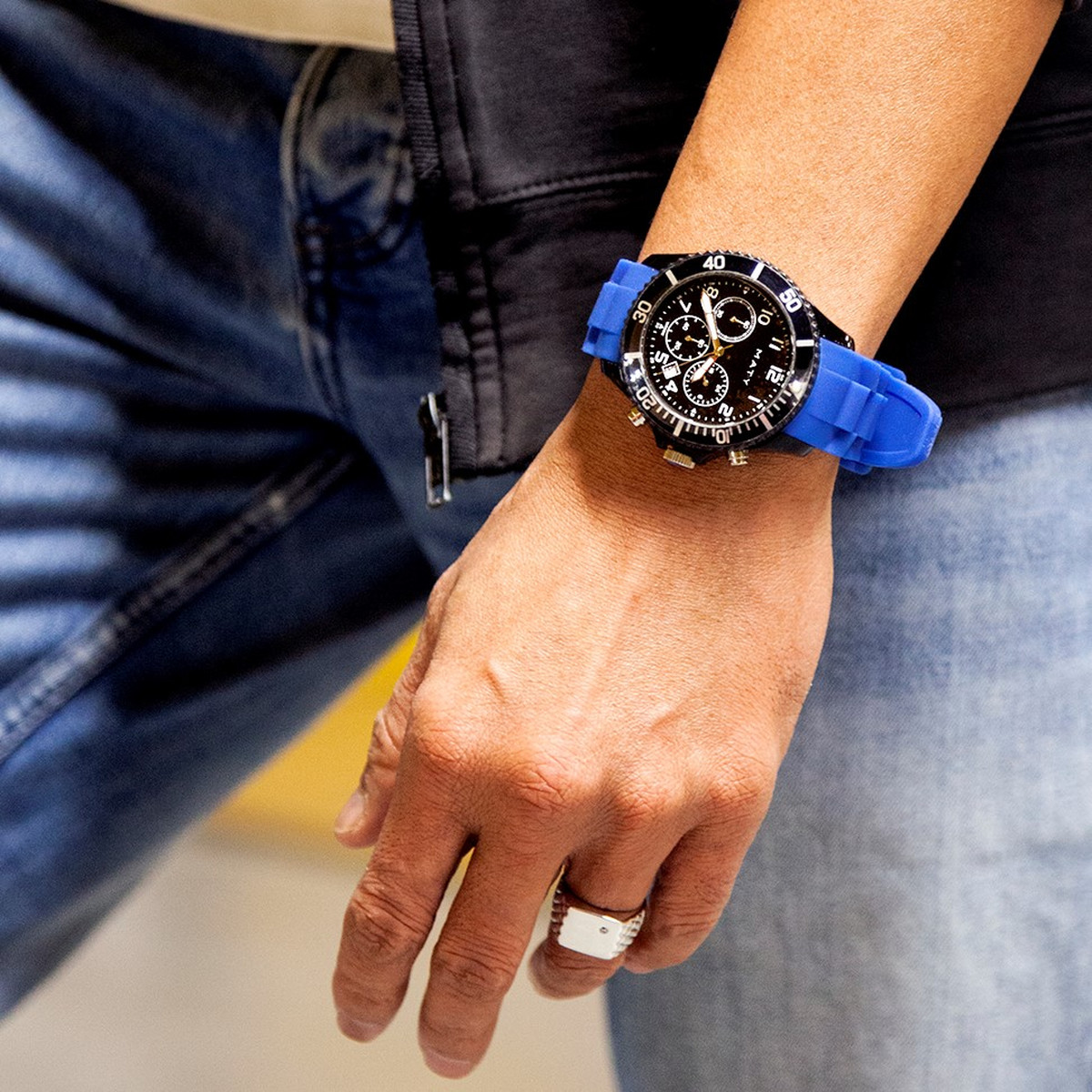 Montre homme plastique bleu bracelet silicone bleu