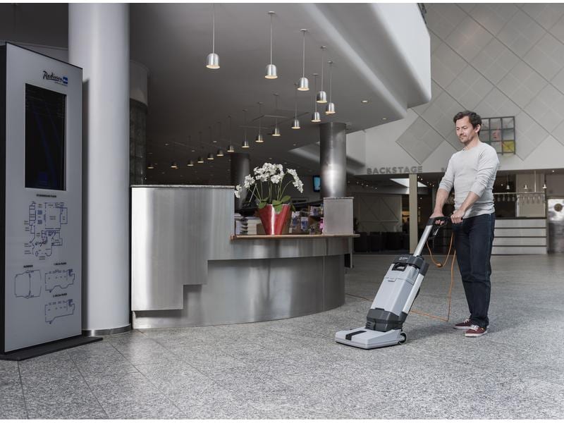 Nilfisk Scheuersaugmaschine SC100 E, Walze Scheuersaugmaschine mit zwei Wassermengen-Einstellungen