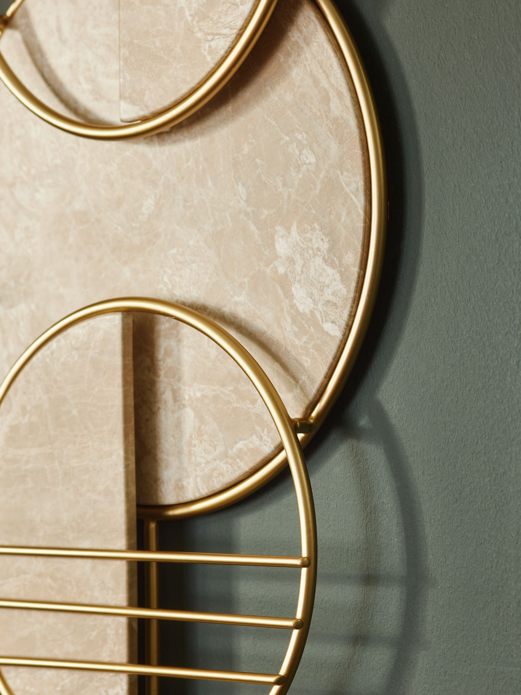 Abstracte metalen wanddecoratie met marmereffect