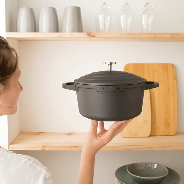 Cocotte légère ronde en fonte d'aluminium 20 cm 2,6 L coloris noir Mat