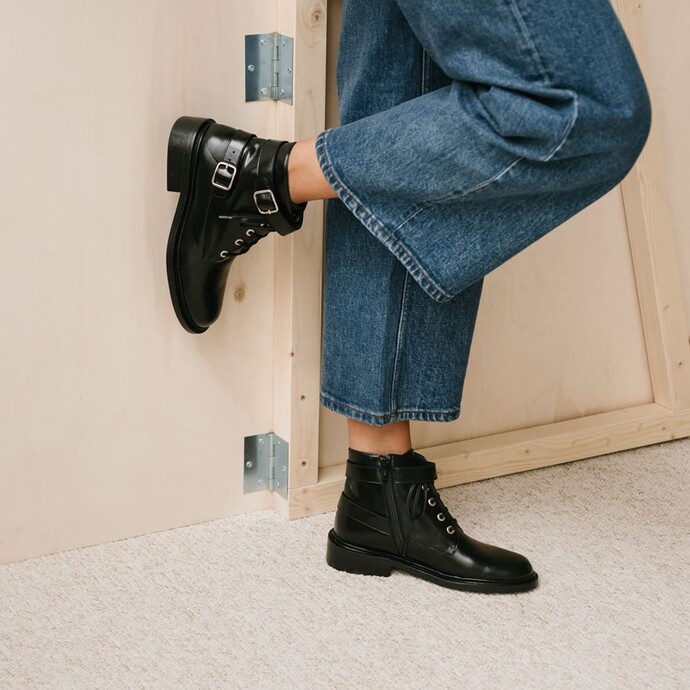 Boots à lacets et boucles argentées  en cuir noir