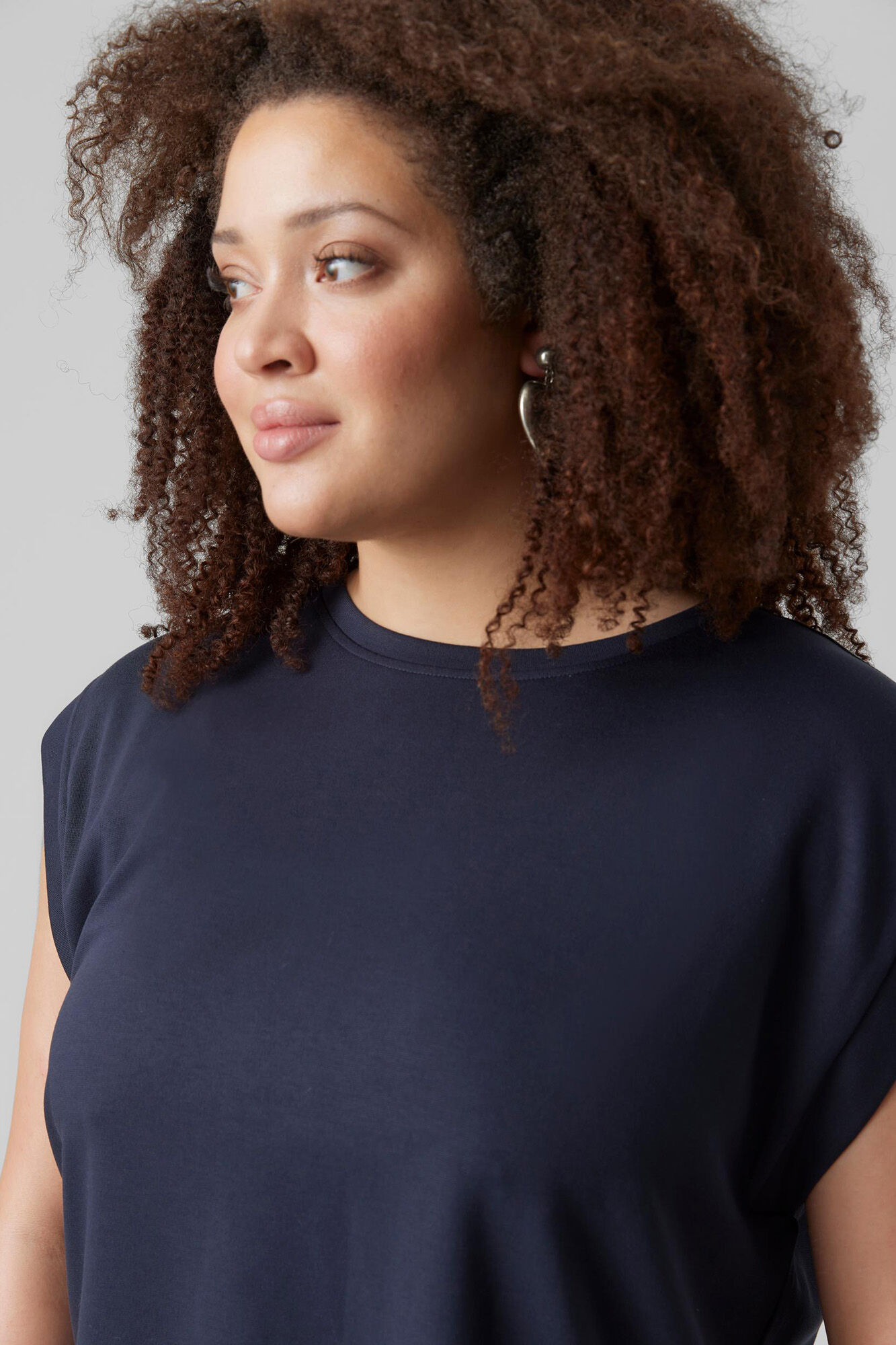 Camiseta azul com detalhe de ombreiras curvas