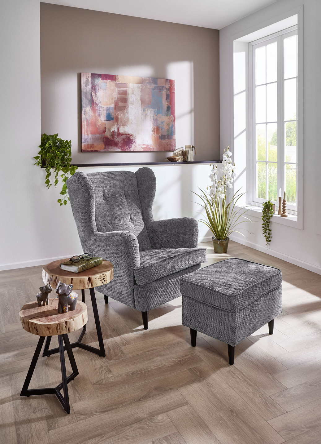Ohrenbackensessel mit Hocker
