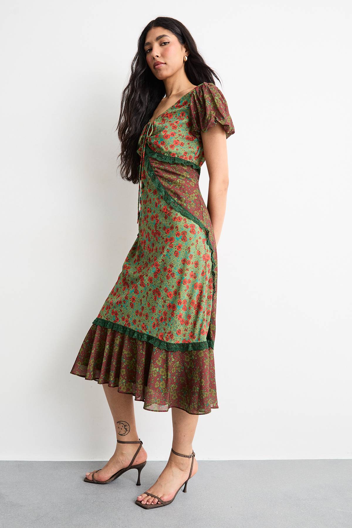 Warehouse Robe de Thé Mi-Longue à Motifs Floraux Variés en Georgette avec Insertions de Dentelle et Ourlet à Vrilles