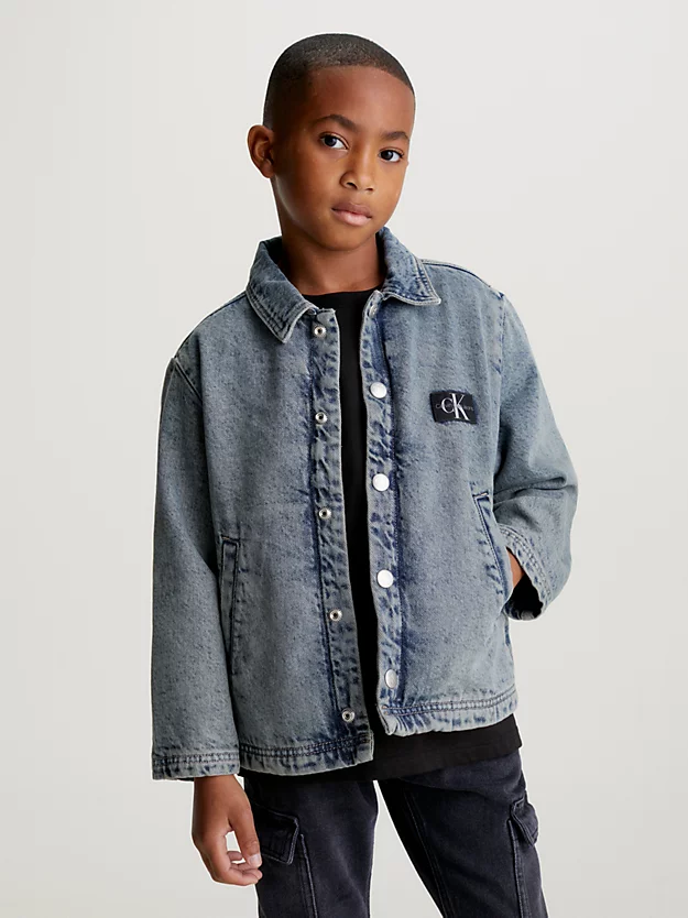 Jaqueta jeans infantil estilo skater com corte relaxado