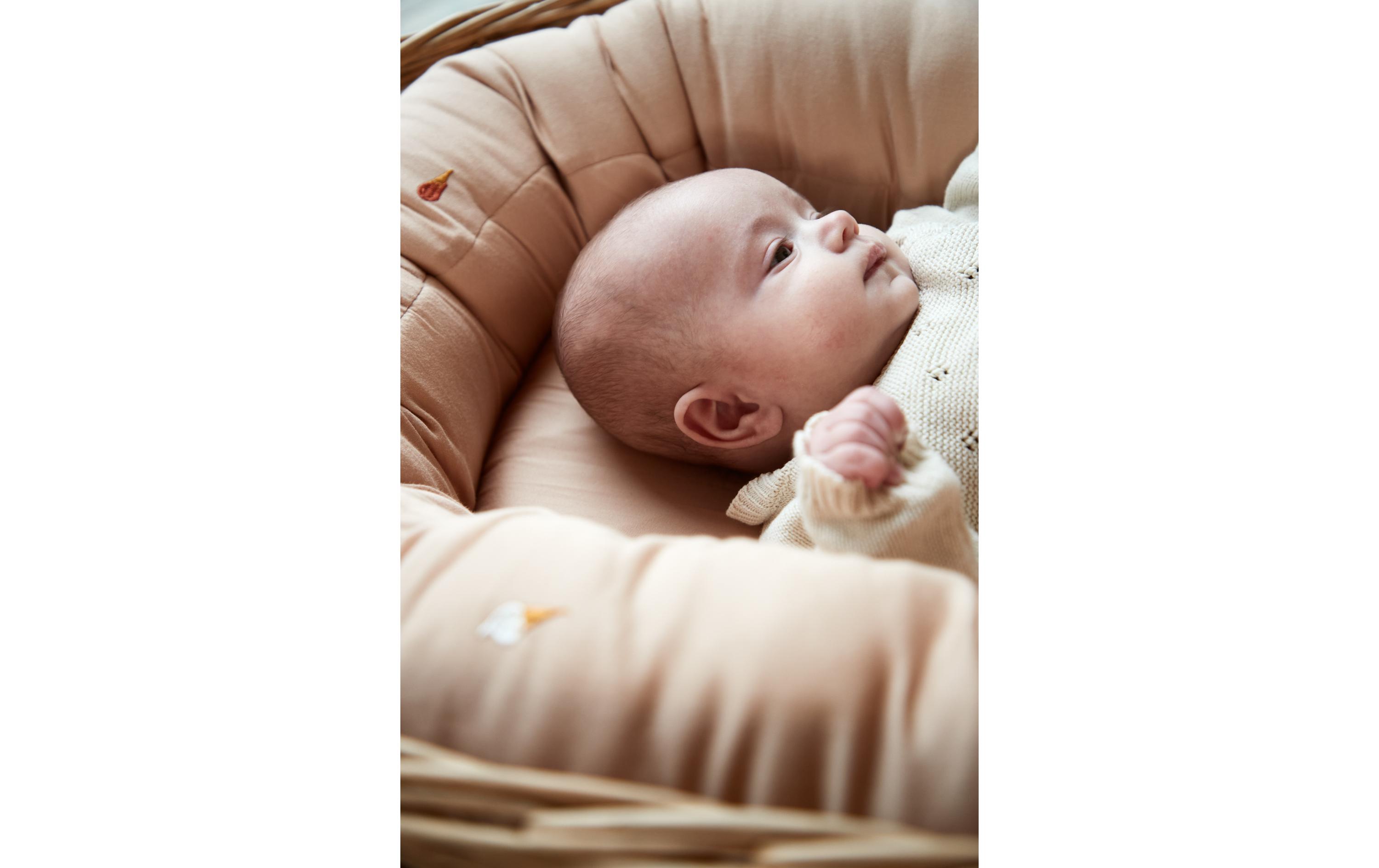 Liegehilfe Babynest Cool Summer Stickerei – FrappéKuschelnest aus Bio-Baumwolle
