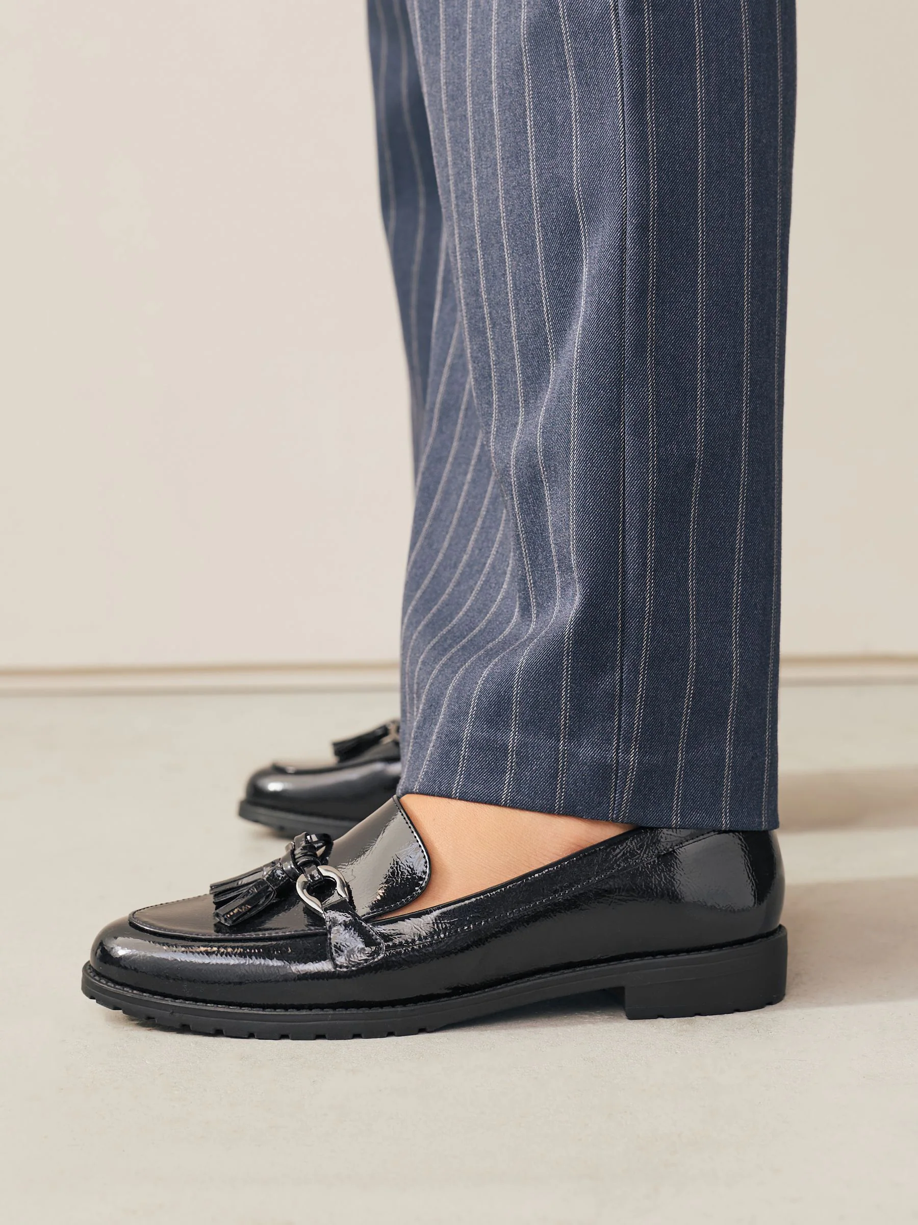 Donkerblauw lakleer - Patent kwastje hardware detail Instappers