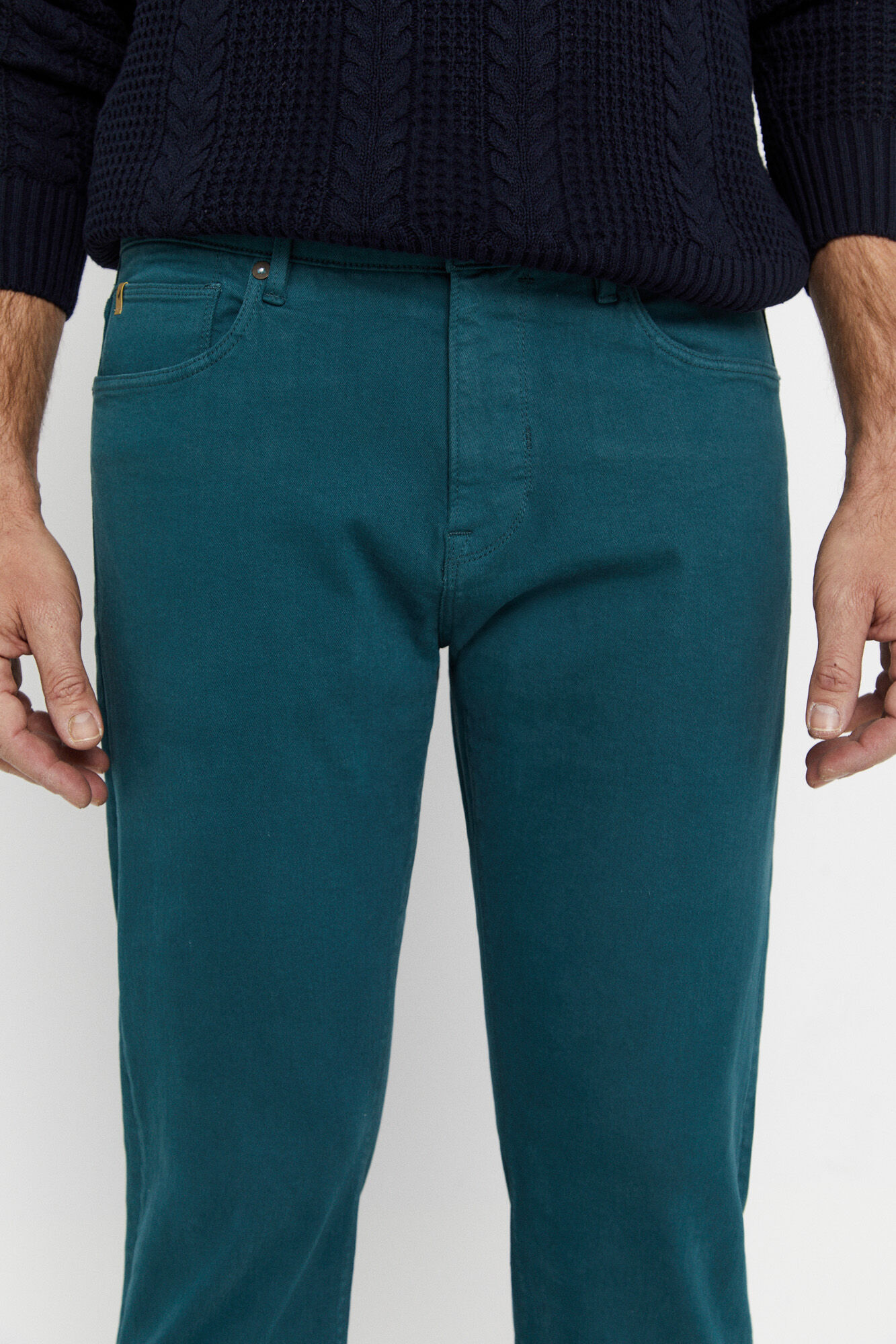 Calça de corte regular e dinâmico na cor azul.