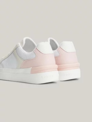 Tênis de couro com monograma em relevo e sola de borracha.