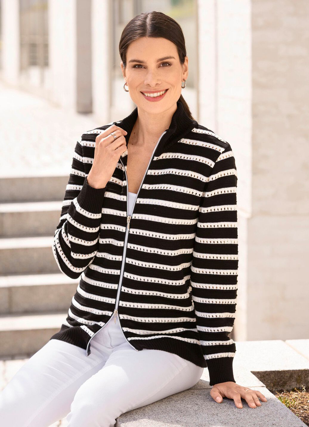 Strickjacke in Ringeldessin mit Ajourakzenten