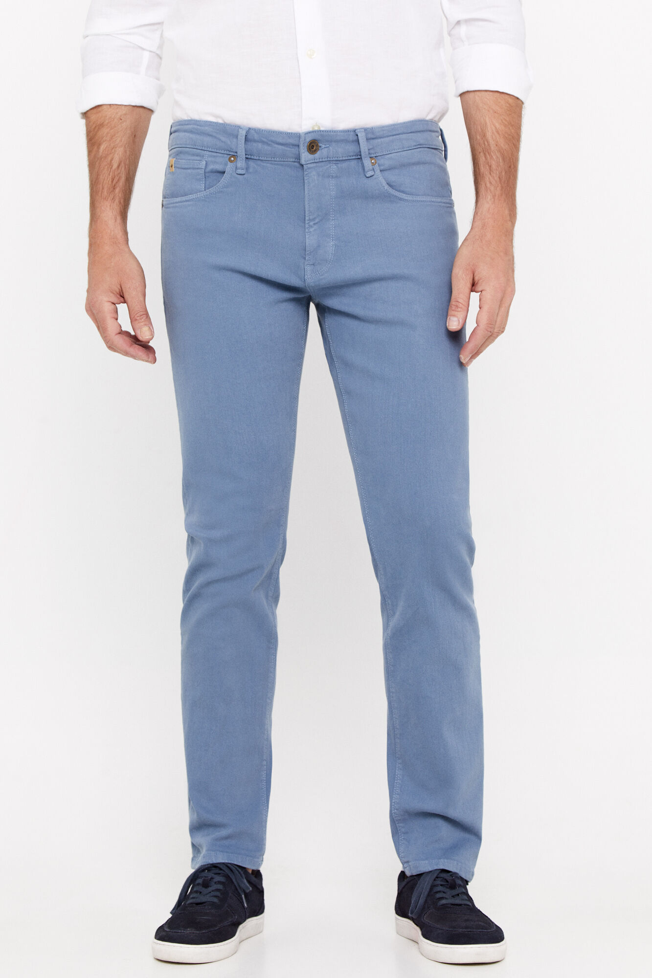Calça de corte regular e dinâmico na cor azul.