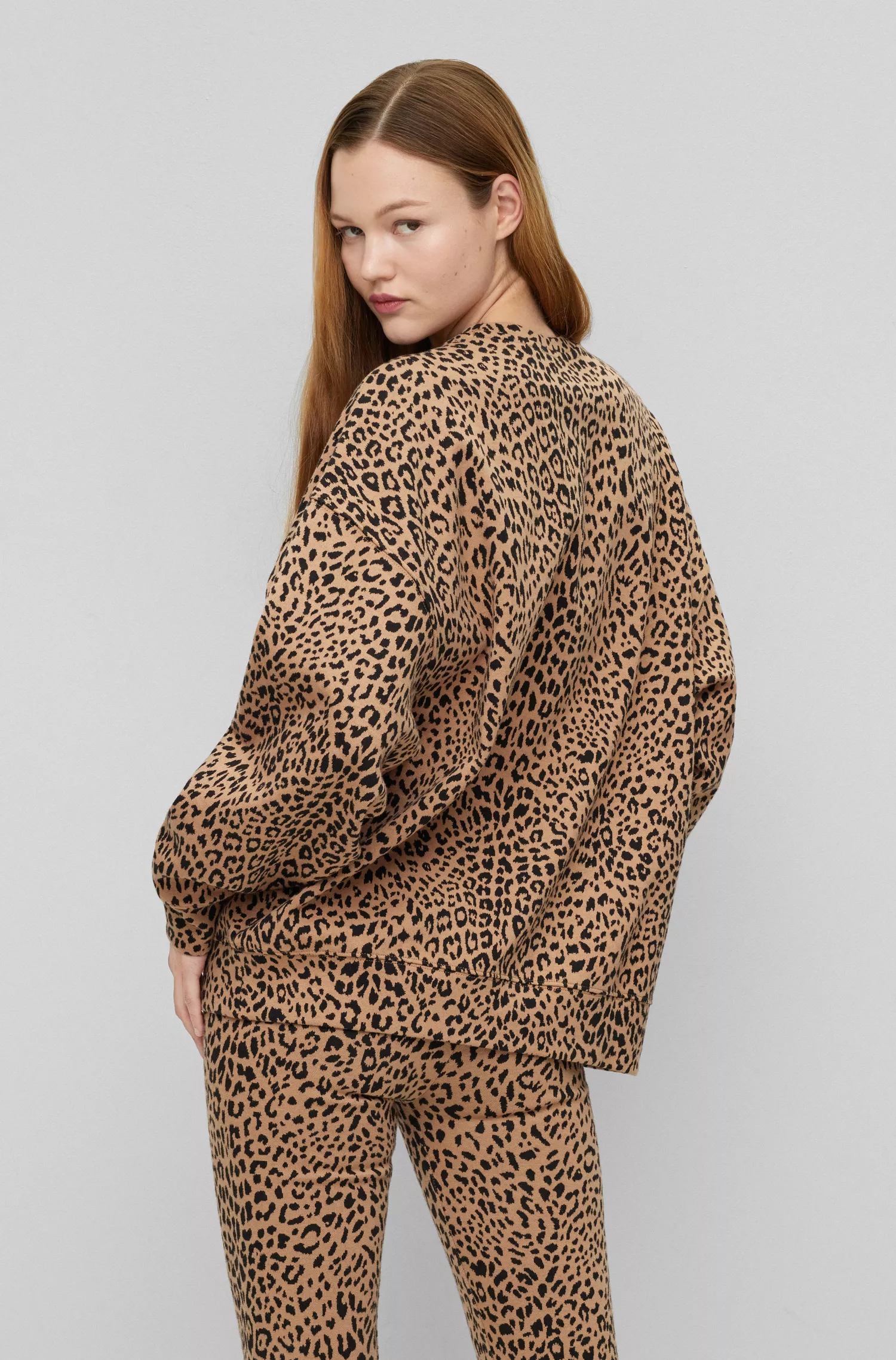 Moletom HUGO vermelho de modelagem oversized com estampa de leopardo em jacquard.