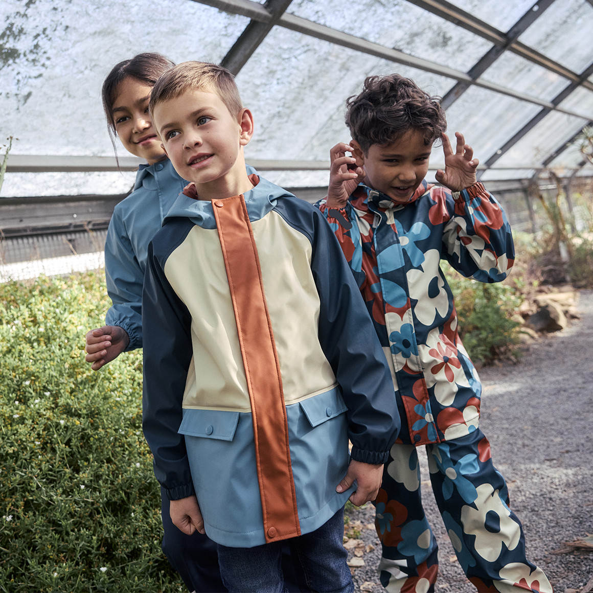 Jonas Nielsen Kinder Regenjacke mit Farbteilern dunkelblau / creme / hellbraun