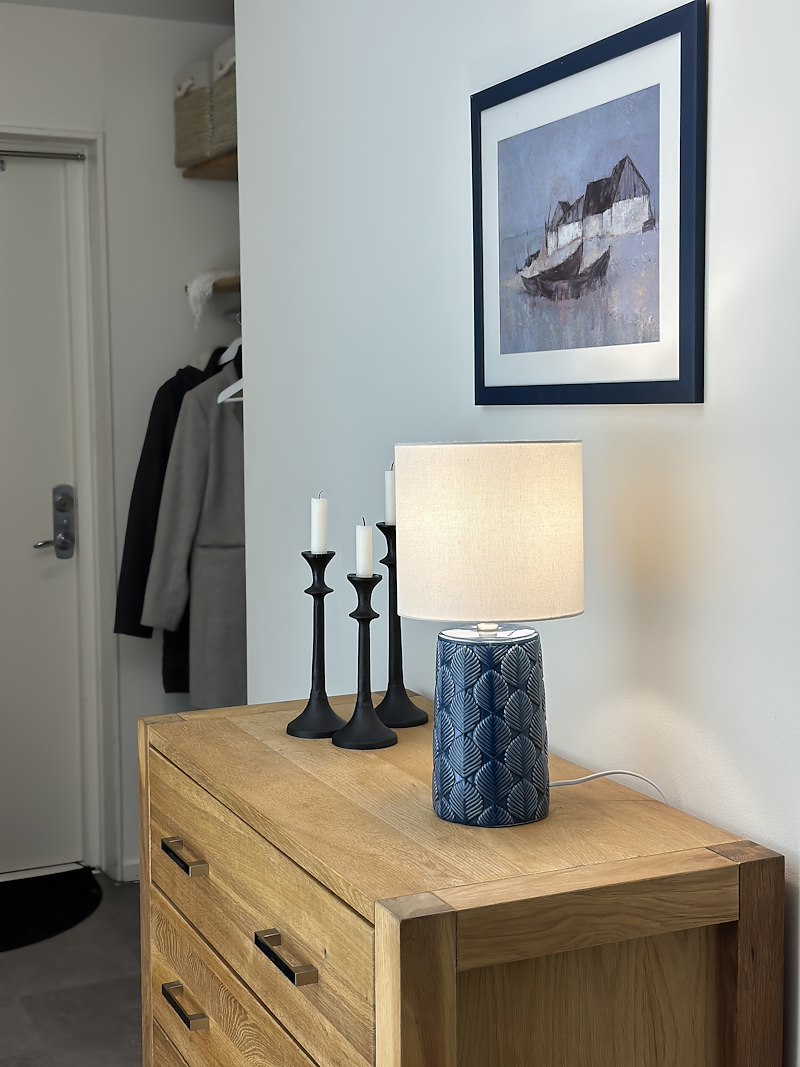 Bodil bordlampe blå/naturhvit med skjerm, leding og bryter E27