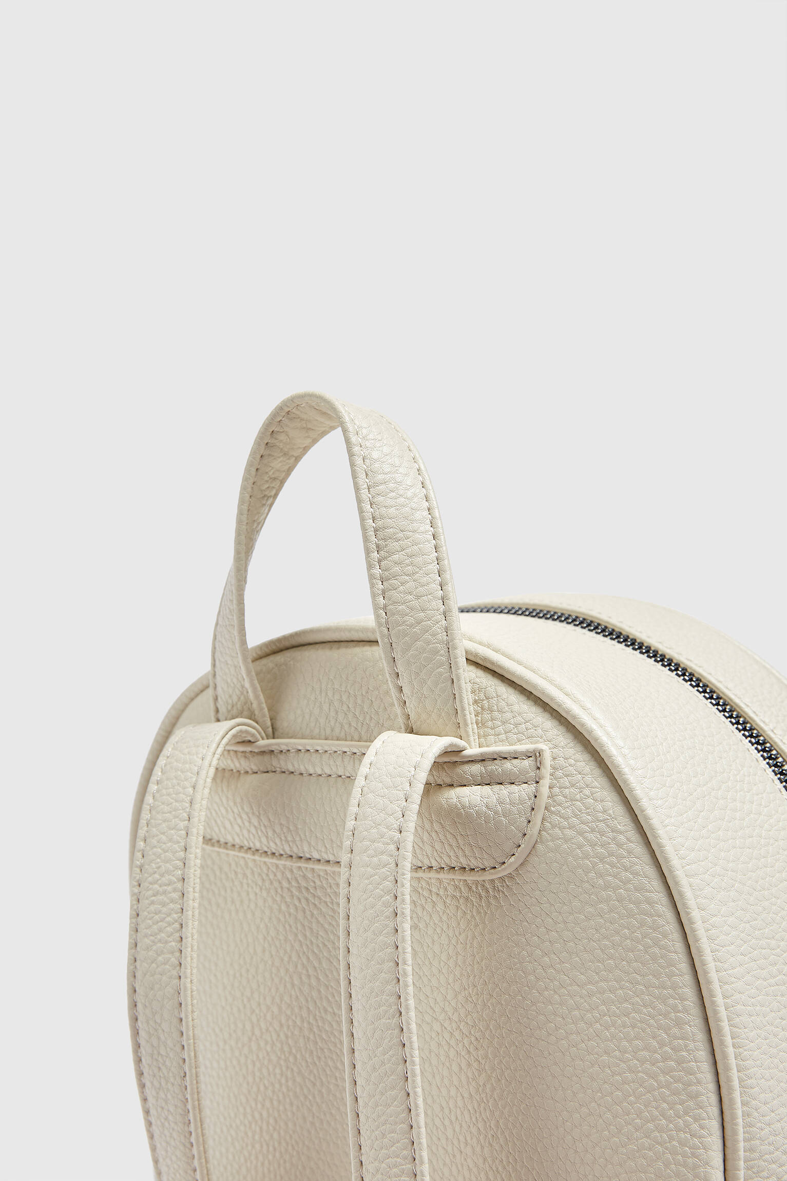 MOCHILA URBANA COM DETALHE DE BOLSO - CRUA