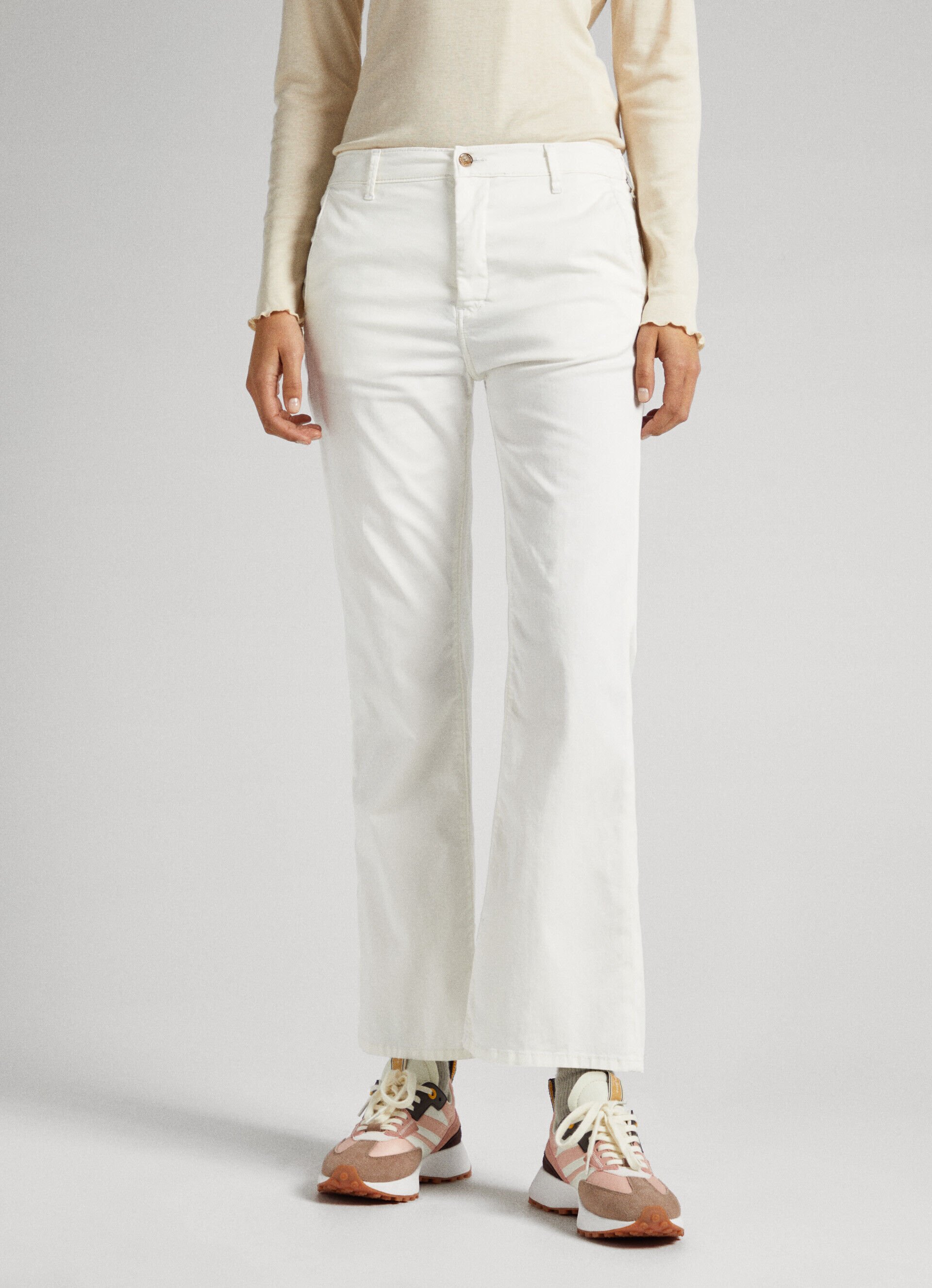 Calça chino com modelagem flare - branca