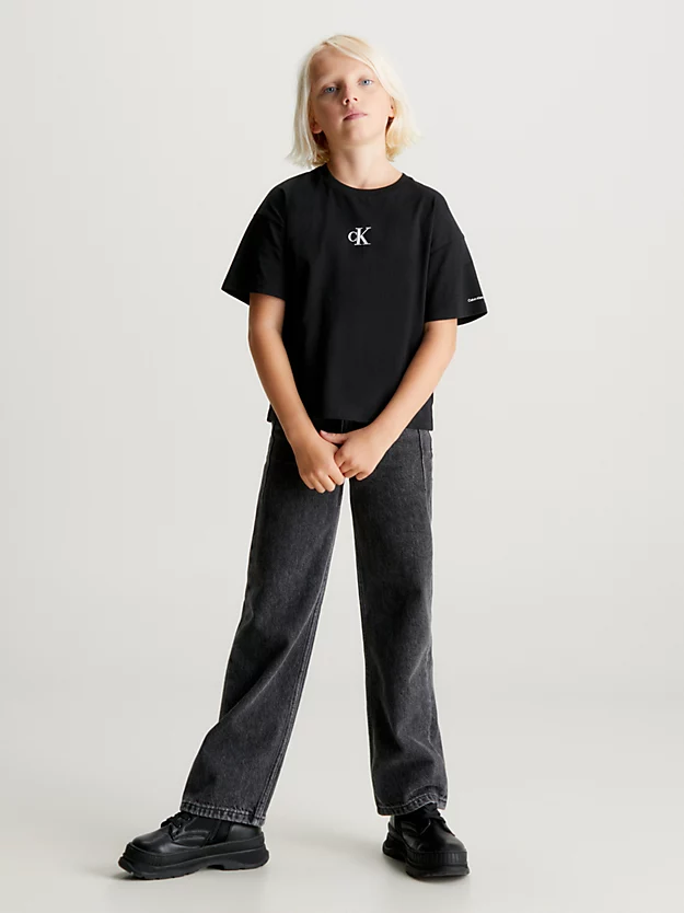 Camiseta com logo de corte quadrado