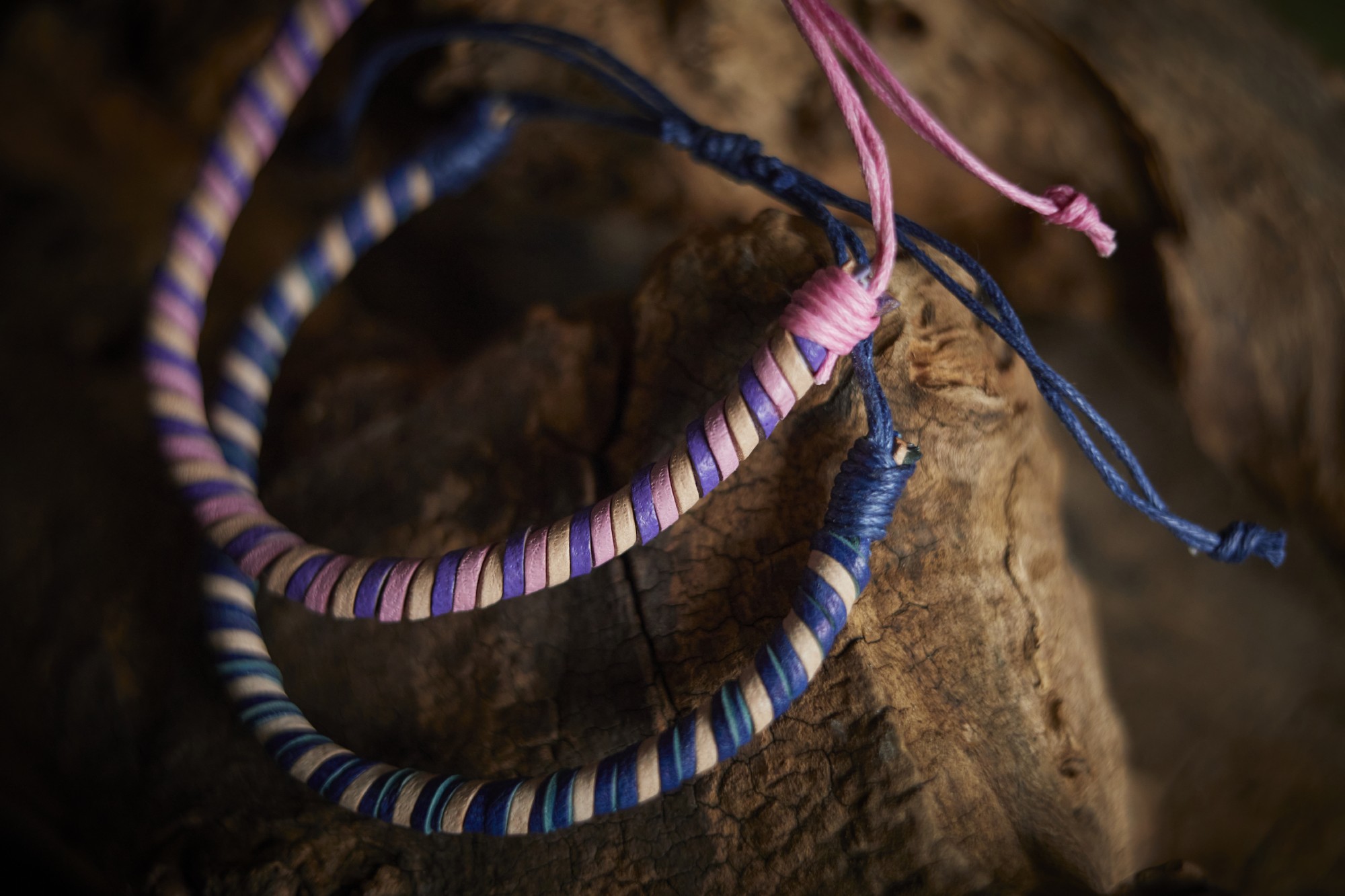 Lederarmband gedreht, rosa, lila günstig bestellen