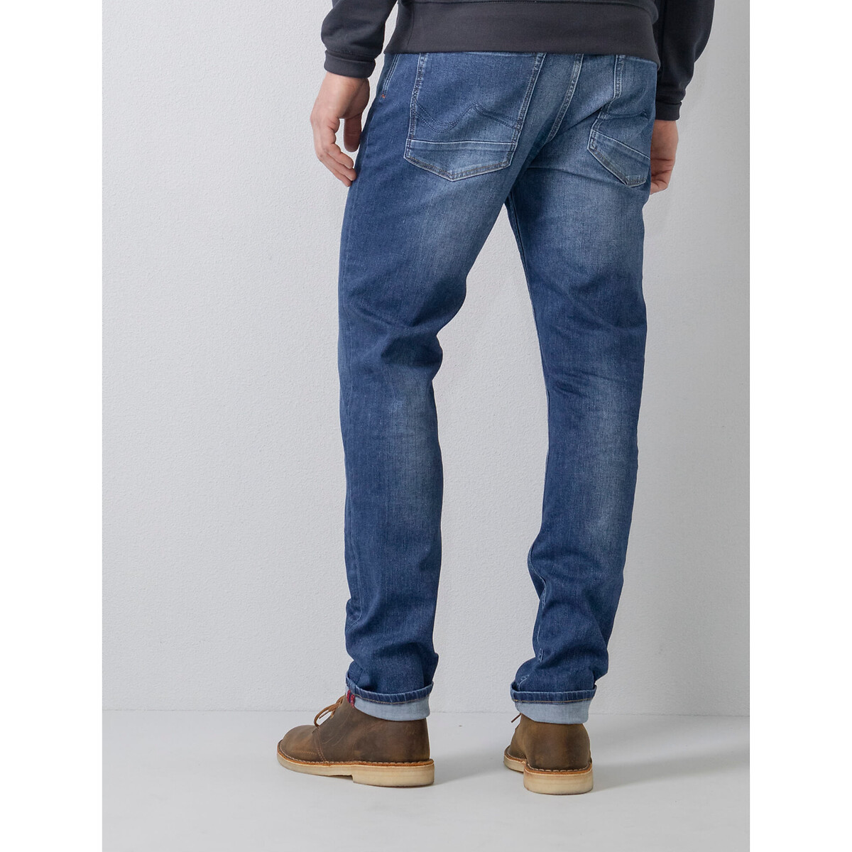INDÚSTRIAS PETROLÍFERAS<br>Calças jeans afuniladas Russel
